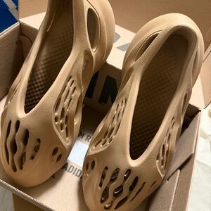 YZY FOAM RUNNER, SZ 9, UNISEX, NEW